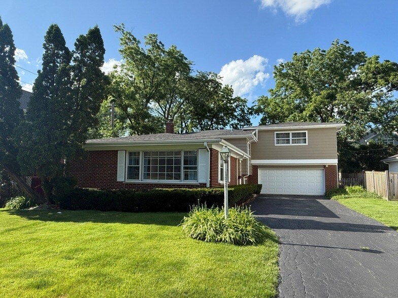 1326 Meadow Ln in Deerfield, IL - Building Photo