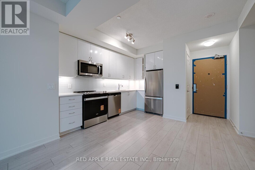 38 Annie Craig Dr in Toronto, ON - Building Photo