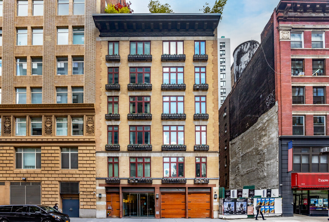 Carriage House in New York, NY - Building Photo