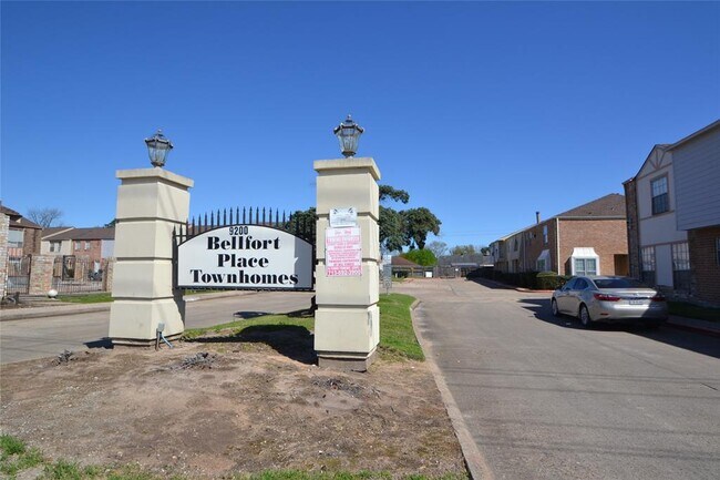 9200 W Bellfort Ave in Houston, TX - Building Photo - Building Photo