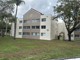 6115 NW 186th St in Hialeah, FL - Building Photo