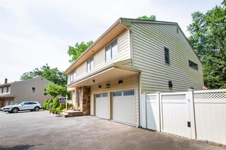 201 Woodbury Rd in Woodbury, NY - Building Photo - Building Photo