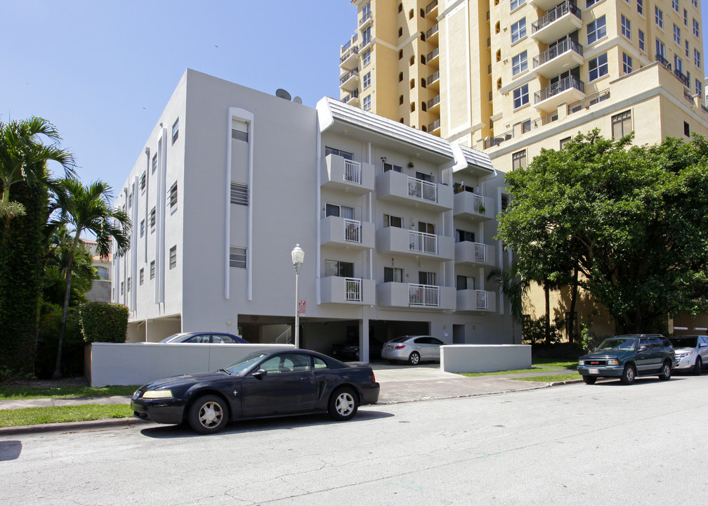 130 Mendoza Ave in Coral Gables, FL - Foto de edificio