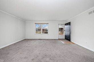 24692 N Meadow Dr, Unit 9 / 3 in Harrison Township, MI - Foto de edificio - Building Photo