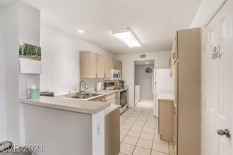 8465 Blazing Sun Ave in Las Vegas, NV - Building Photo - Building Photo