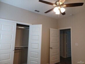 814 E Starr Rd, Unit B in Mercedes, TX - Foto de edificio - Building Photo