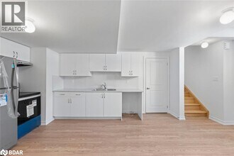 100 Nottingham Rd in Barrie, ON - Building Photo - Building Photo