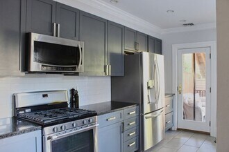 352 K St, Unit 1 in Boston, MA - Foto de edificio - Building Photo