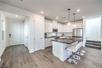 11640 Desert Hollow Avenue in Las Vegas, NV - Building Photo - Building Photo