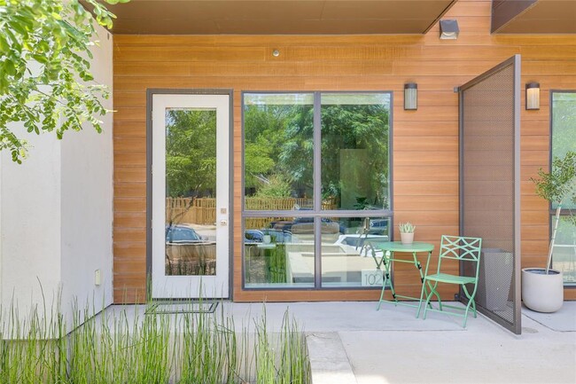 property at 207 W Johanna St