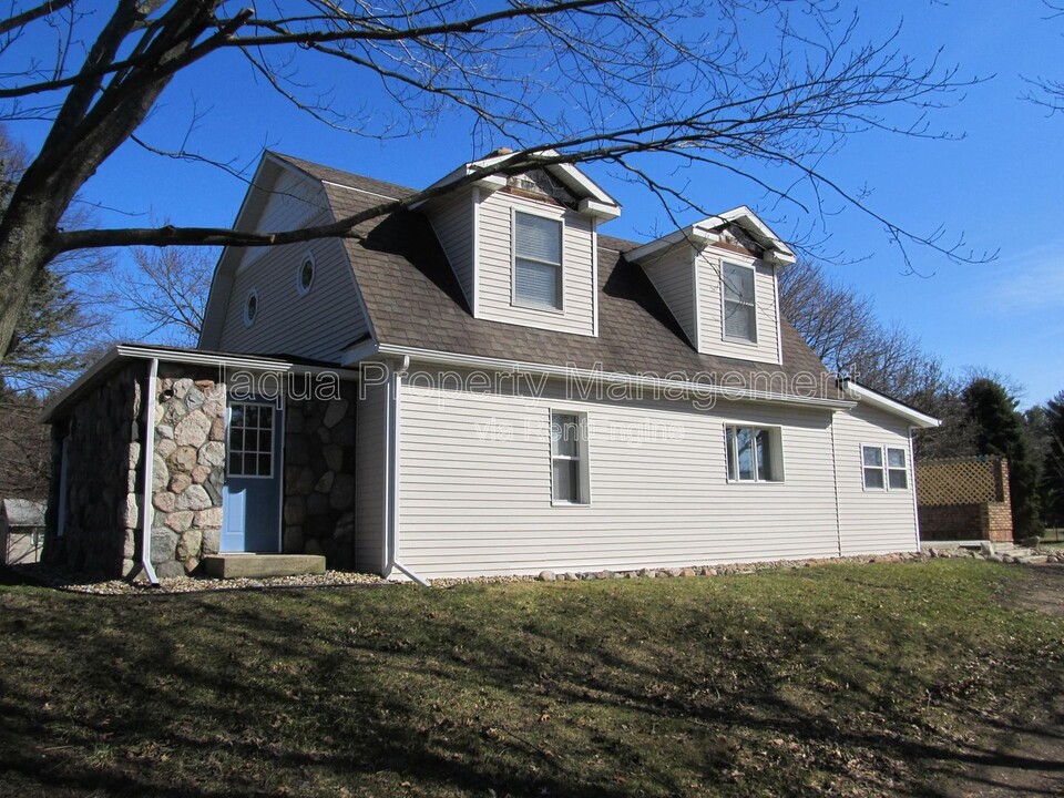 6234 E V Ave in Vicksburg, MI - Building Photo