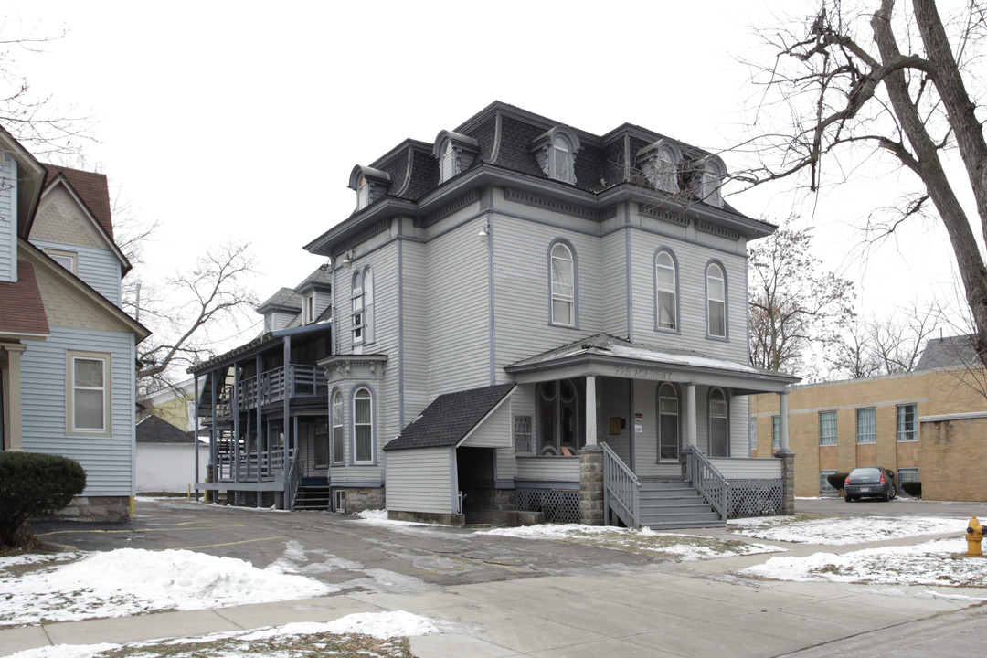 725 Academy St in Kalamazoo, MI - Foto de edificio