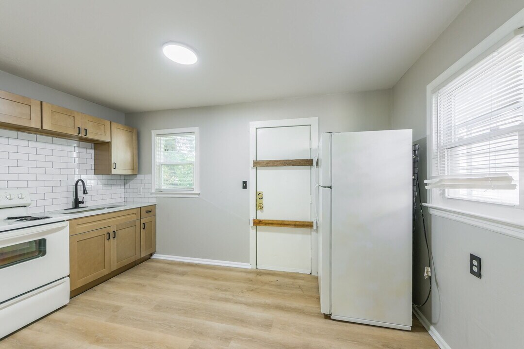 5760 College Ave in Kansas City, MO - Building Photo