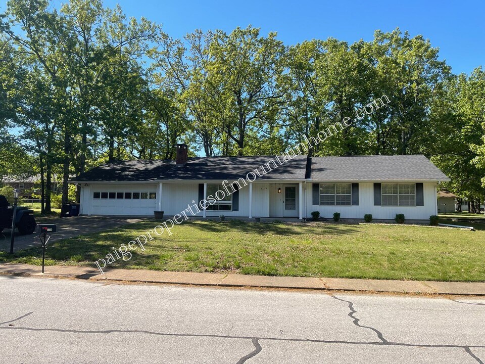 1724 Katherine Dr in Mountain Home, AR - Building Photo