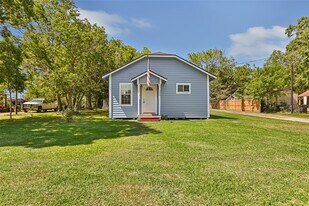 204 Kerry Rd in Highlands, TX - Building Photo