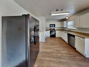 5349 Yale Dr in Katy, TX - Foto de edificio - Building Photo