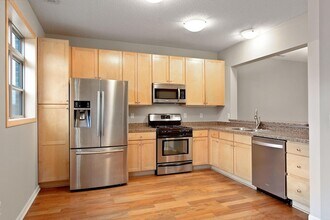 737 Victoria Street S in St. Paul, MN - Building Photo - Building Photo