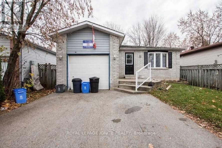 170 Hickling Trail in Barrie, ON - Building Photo
