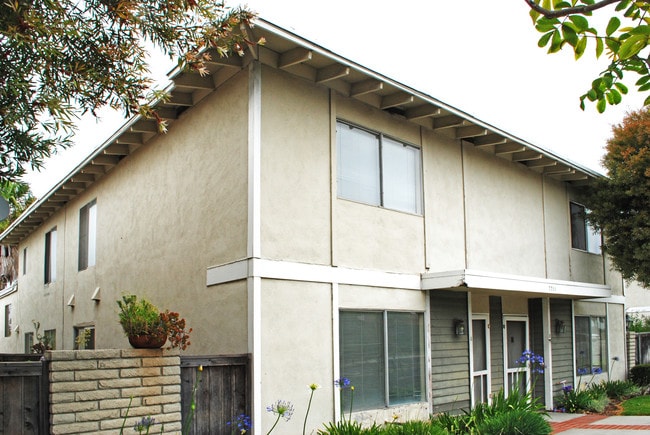 7711 Ellis Ave in Huntington Beach, CA - Foto de edificio - Building Photo