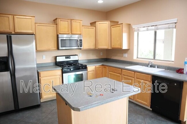 1009 E Iris Dr in Chandler, AZ - Foto de edificio - Building Photo