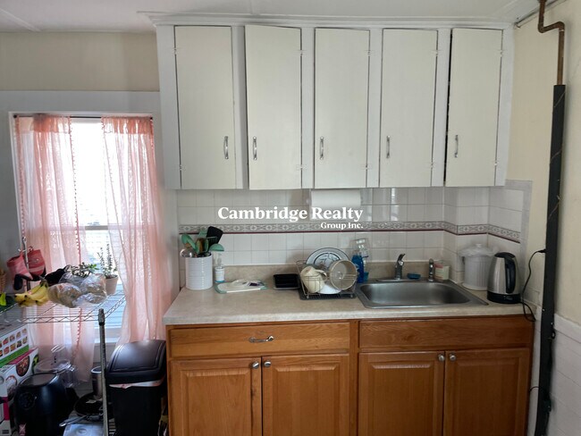 113 Pleasant St, Unit 02T in Cambridge, MA - Foto de edificio - Building Photo