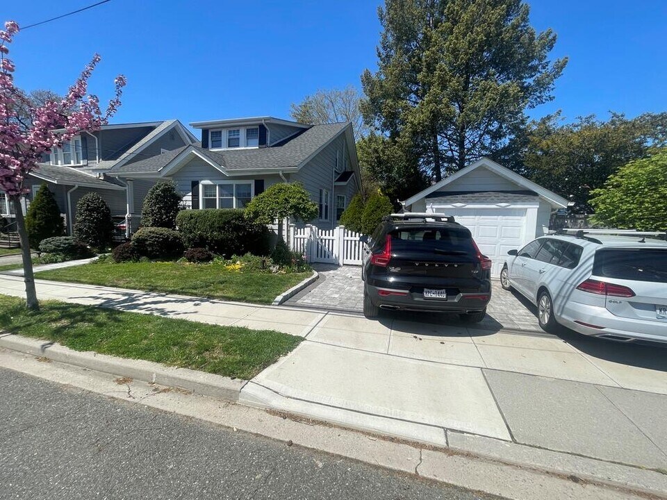 51 Ormond St in Rockville Centre, NY - Building Photo