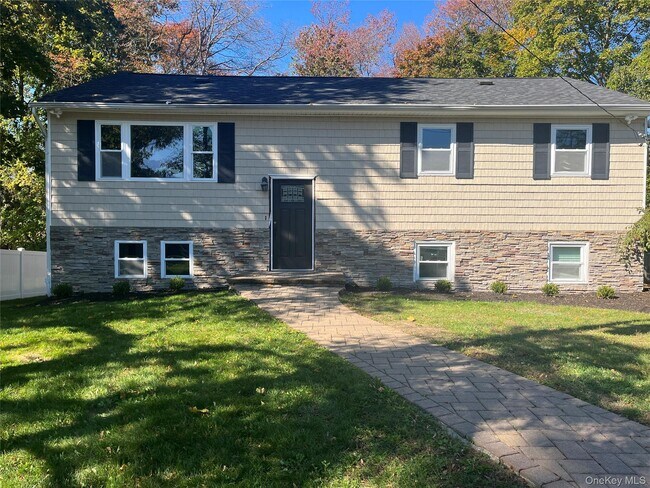 26 Hanover Pl in Smithtown, NY - Building Photo - Building Photo