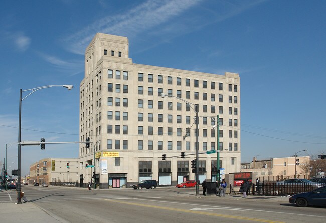 2400 W Madison St in Chicago, IL - Building Photo - Building Photo