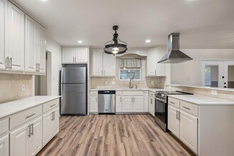 115 E Holland St in San Marcos, TX - Foto de edificio - Building Photo