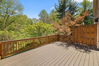 505 Meadow Hall Dr in Rockville, MD - Building Photo - Building Photo