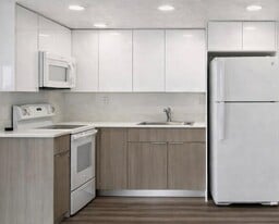 17350 NW 68th Ave, Unit 400-118A in Hialeah, FL - Building Photo