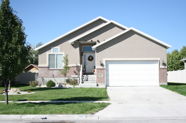 property at 789 N Devonshire Dr