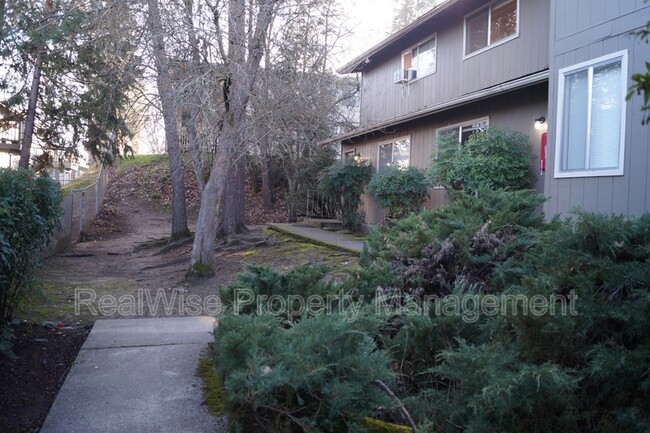 1007 NW C St in Grants Pass, OR - Foto de edificio - Building Photo