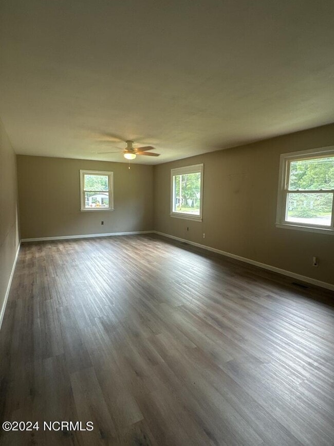610 Dennis Rd in Jacksonville, NC - Building Photo - Building Photo