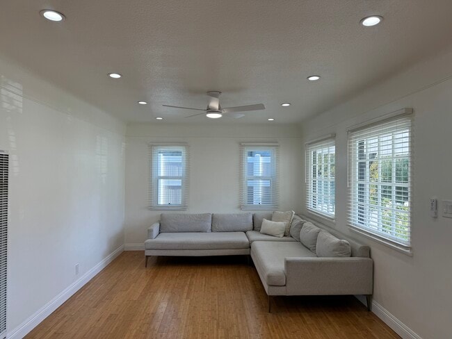 2754 S Barrington Ave in Los Angeles, CA - Building Photo - Building Photo