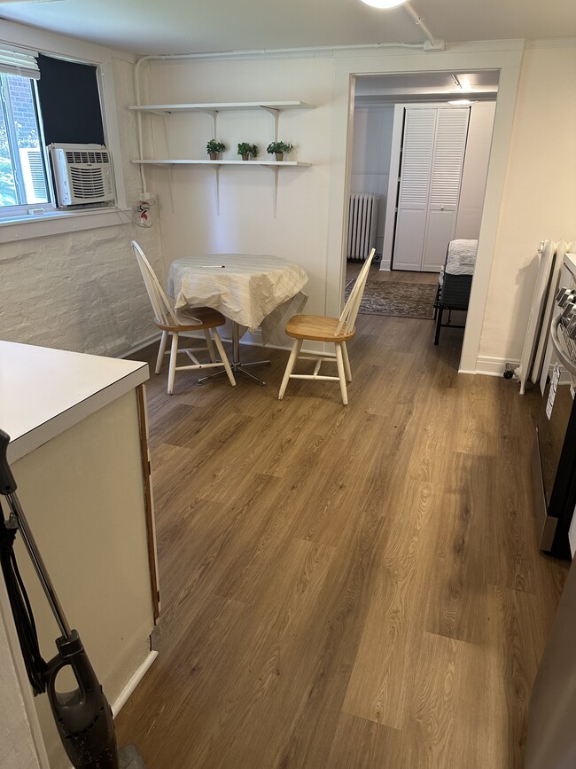 1013 Florence Ave, Unit Furnished 2-Room Garden