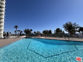 201 Ocean Ave Ext in Santa Monica, CA - Building Photo