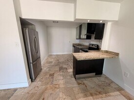 1618 NE 33rd St in Oakland Park, FL - Building Photo