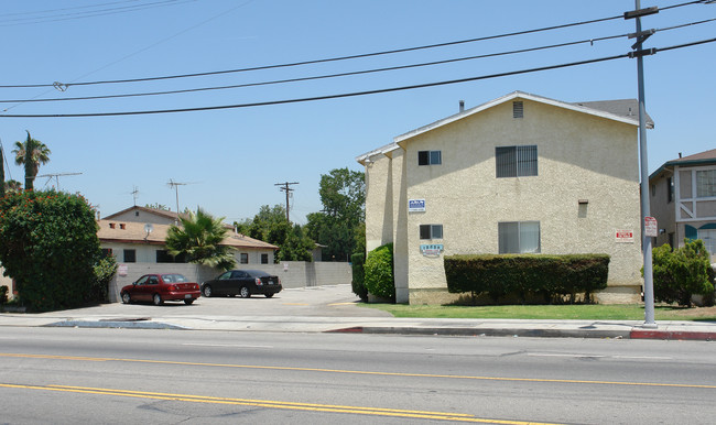 13539 Saticoy St in Panorama City, CA - Building Photo - Building Photo