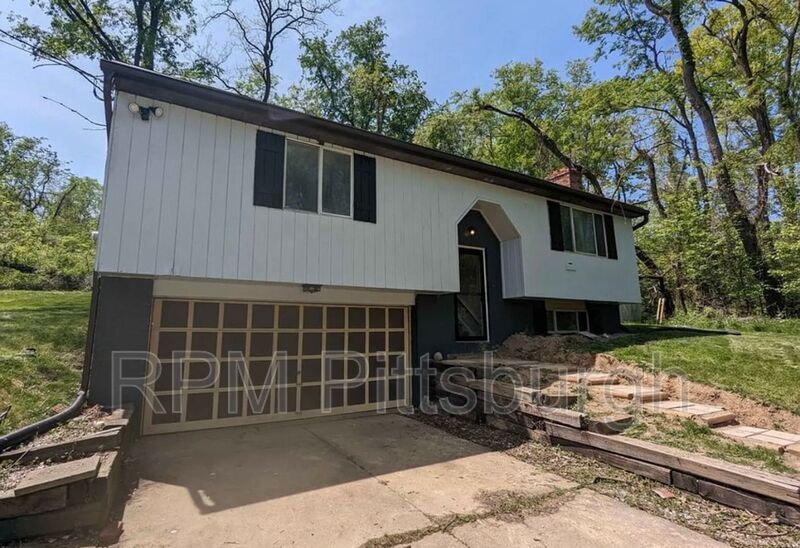 90 Walker Rd in Canonsburg, PA - Building Photo