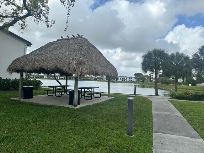 208 Lake Pointe Dr in Oakland Park, FL - Building Photo - Building Photo