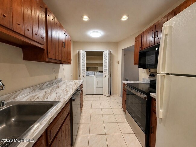 174 Amberly Dr in Englishtown, NJ - Building Photo - Building Photo