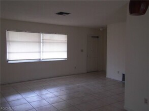 242 S Lake Dr in Lehigh Acres, FL - Building Photo - Building Photo