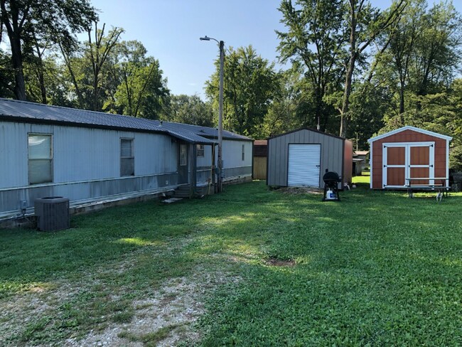 5811 487 E in Montgomery, IN - Foto de edificio - Building Photo