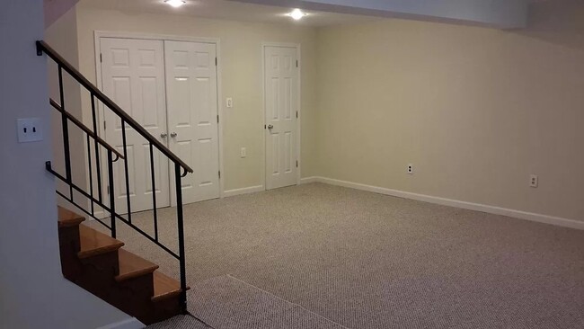 10 Poinsettia Ct in Pikesville, MD - Foto de edificio - Building Photo