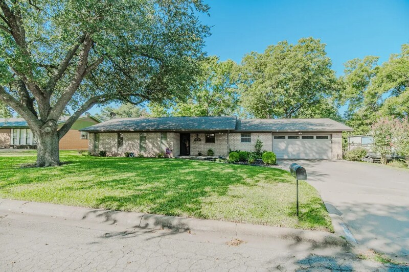 1320 Magnolia Dr in Stephenville, TX - Building Photo