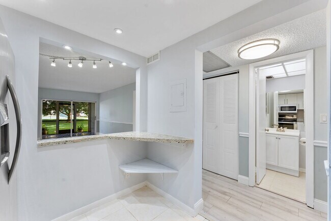 9370 SW 8th St, Unit 116 in Boca Raton, FL - Building Photo - Building Photo