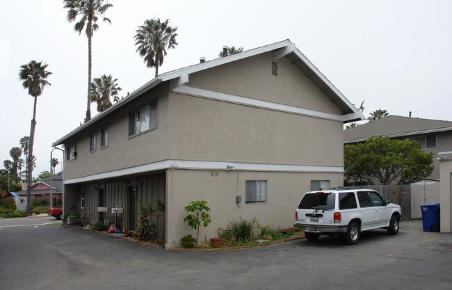 2472-2474 Seahorse Ave in Ventura, CA - Foto de edificio - Building Photo