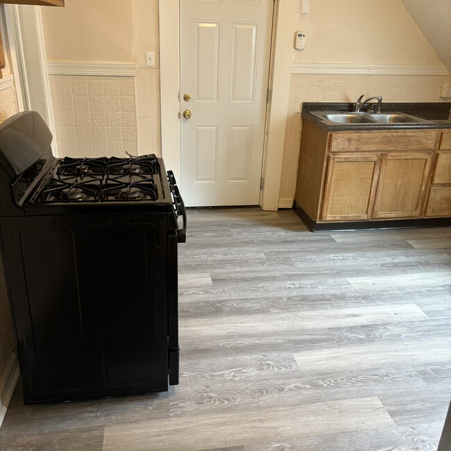 953 W 17th St, Unit Up Stairs B in Erie, PA - Building Photo - Building Photo