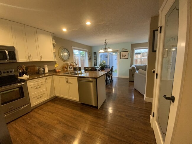 2070 Dover St in Sooke, BC - Building Photo - Building Photo